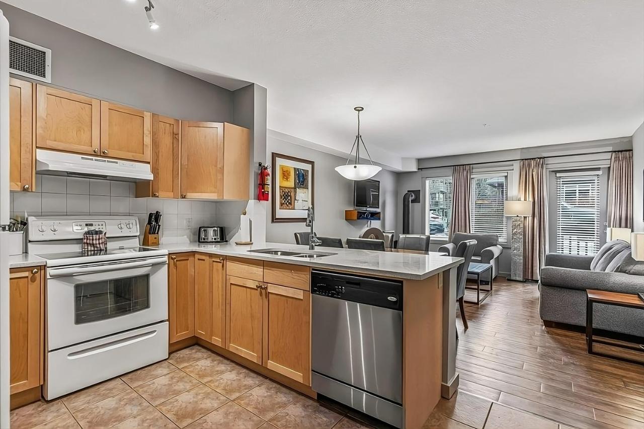 Rocky Mountain Getaway With Outdoor Heated Pool, 3 Hot Tubs, Gym, Bbq, Garage & 24 Hour Reception Near Banff Appartement