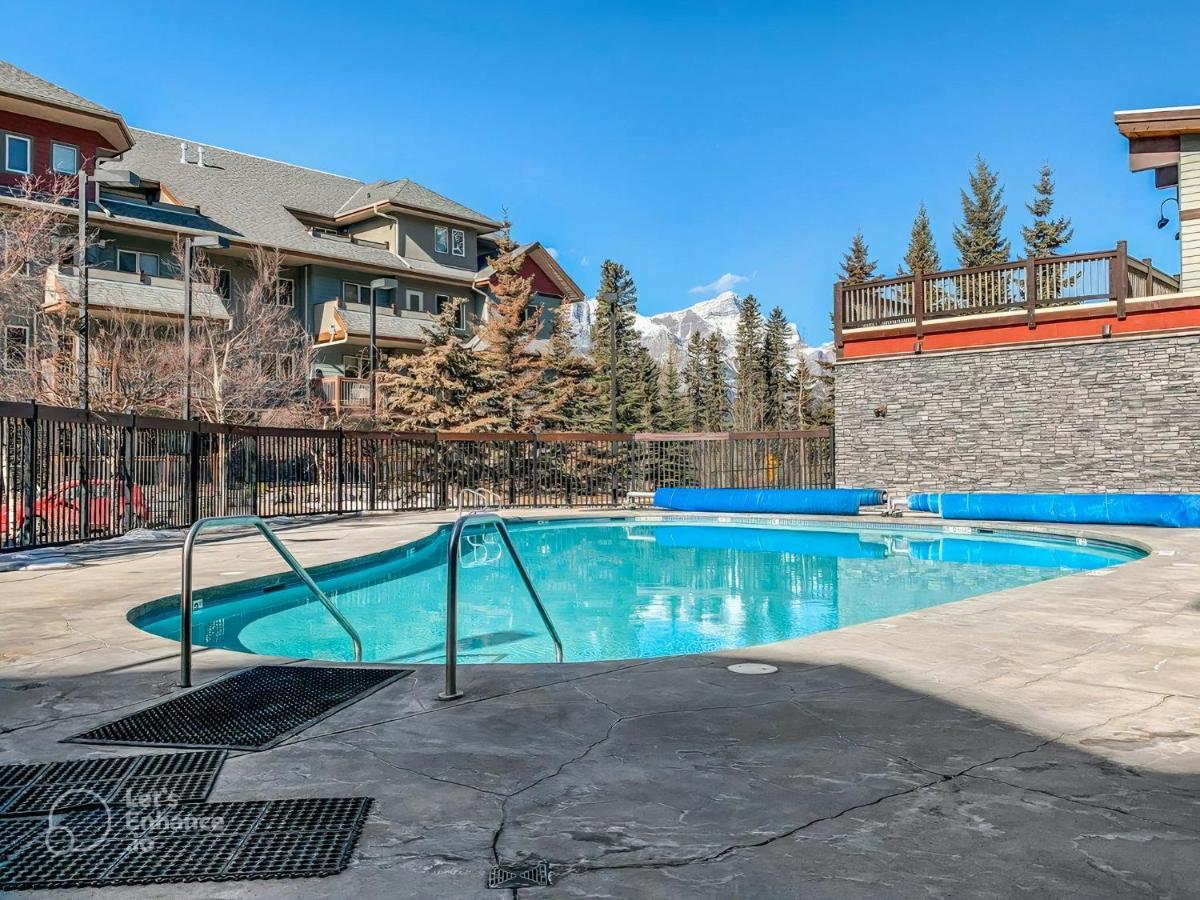 Rocky Mountain Getaway With Outdoor Heated Pool, 3 Hot Tubs, Gym, Bbq, Garage & 24 Hour Reception Near Banff *