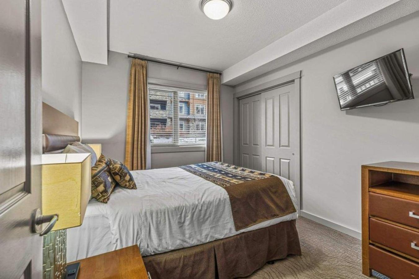 Rocky Mountain Getaway With Outdoor Heated Pool, 3 Hot Tubs, Gym, Bbq, Garage & 24 Hour Reception Near Banff Canmore
