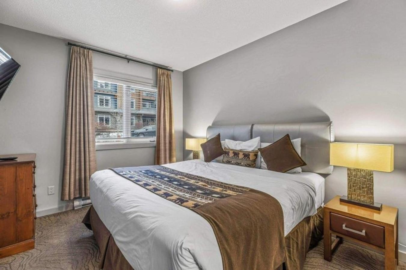 Rocky Mountain Getaway With Outdoor Heated Pool, 3 Hot Tubs, Gym, Bbq, Garage & 24 Hour Reception Near Banff Appartement