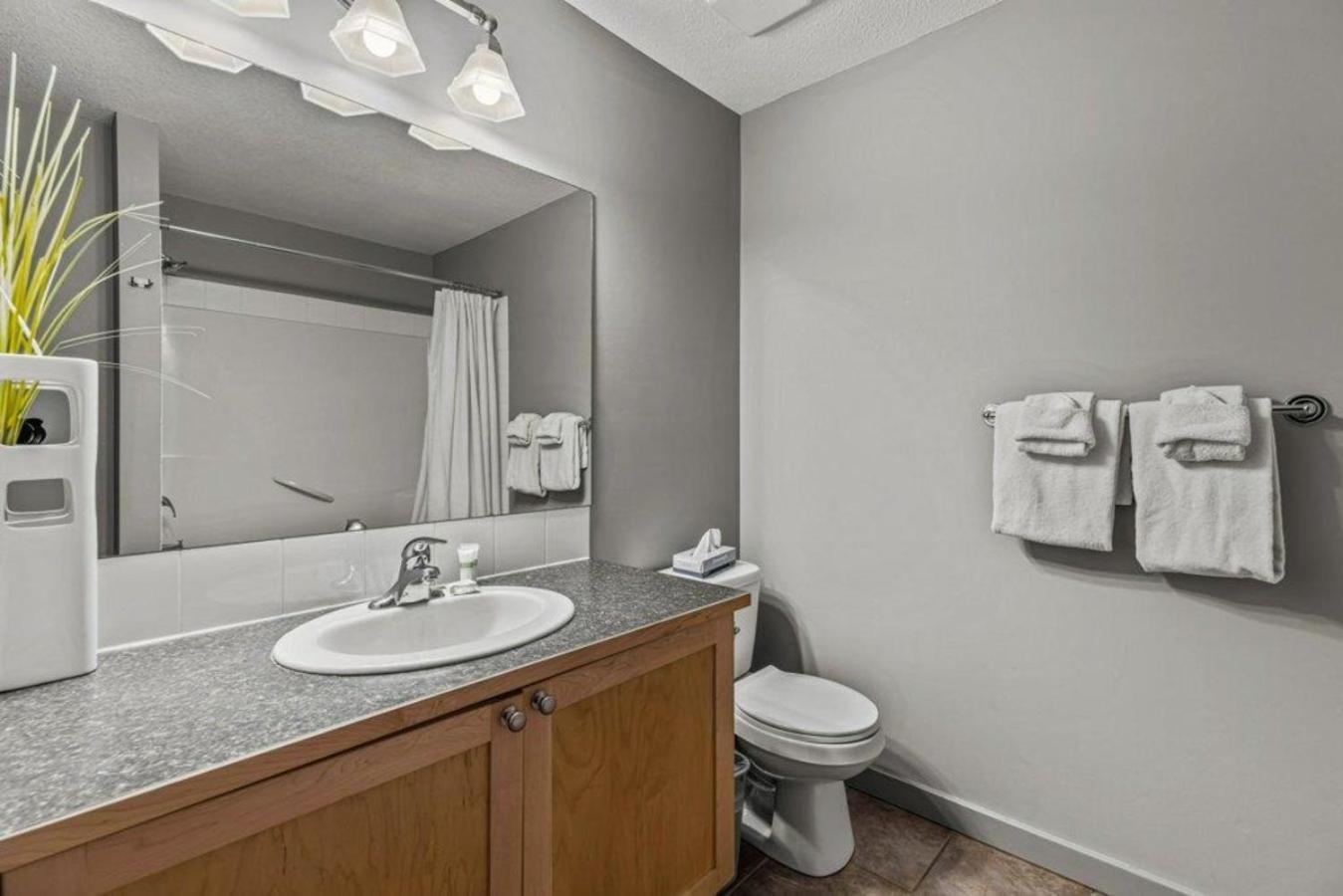Rocky Mountain Getaway With Outdoor Heated Pool, 3 Hot Tubs, Gym, Bbq, Garage & 24 Hour Reception Near Banff Appartement *
